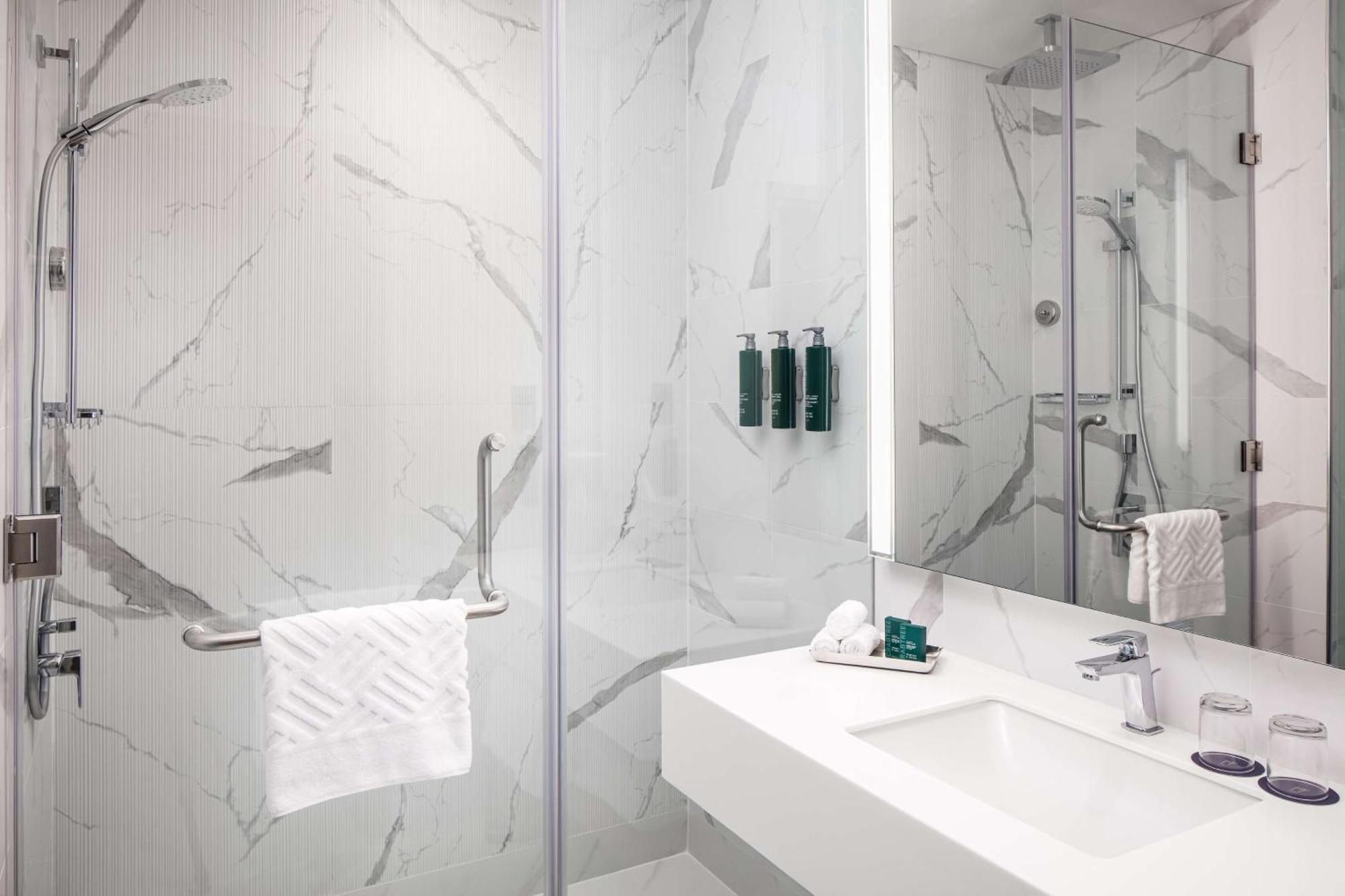 Doubletree By Hilton Fujairah City Exterior foto Bathroom